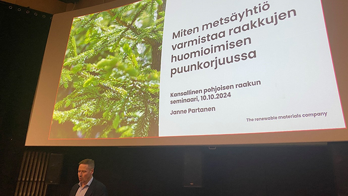 Stora Enson vt. metsäjohtaja Janne Partanen esitteli raakkuseminaarissa yhtiön toimia raakkuvahinkojen estämiseksi.