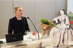 Lapsiasiavaltuutettu Elina Pekkarinen pitämässä puhetta Jyväskylän yliopiston Ruusupuisto-rakennuksessa.