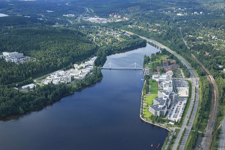 Ylistö (vas.) ja Mattilanniemi rakennuksineen Jyväsjärven rannoilla ovat osa Jyväskylän yliopiston kampusta.