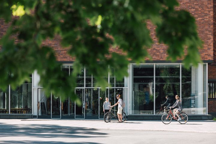 Suomen Akatemian kulttuurin ja yhteiskunnan tutkimuksen toimikunta on myöntänyt Jyväskylän yliopiston humanistis-yhteiskuntatieteellisen, kasvatustieteiden ja psykologian tiedekunnan ja Jyväskylän yliopiston kauppakorkean tutkijoille yhteensä yli 9,2 miljoonaa euroa.