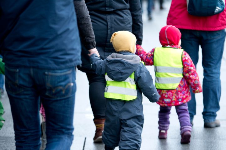 Varhaiskasvatuksen ammattilaiset tukevat lapsen päiväkodin aloitusta suunnitellulla pedagogiikalla, jossa korostuvat suojelu, joustavuus ja läsnäolo.