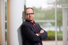Professori Mikko Parviainen on viimeaikoina tutkinut epälineaaristen osittaisdifferentiaaliyhtälöiden yhteyttä stokastiseen peliteoriaan.