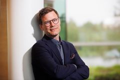 Vesa Julinin ala on puhdas matematiikka, jossa tavoitteena on tutkia luonnonilmiöitä kuvaavia matemaattisia malleja.