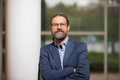 Professori Tapio Rajala on tehnyt matemaattisen analyysin perustutkimusta monenlaisten aihealueiden parissa. Eräitä laajempia aihealueita ovat olleet optimaalinen massansiirto ja Sobolev-laajennusalueet.