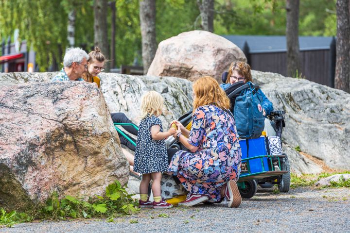 Perheiden ja työntekijöiden arjen kohtaamisissa korostui yhteisen tekemisen järjestäminen ja toiminnan sanoittaminen. Kaija Rautaparta-Pennasen väitöskirja tarkastetaan Jyväskylän yliopistossa 26.9.2025.