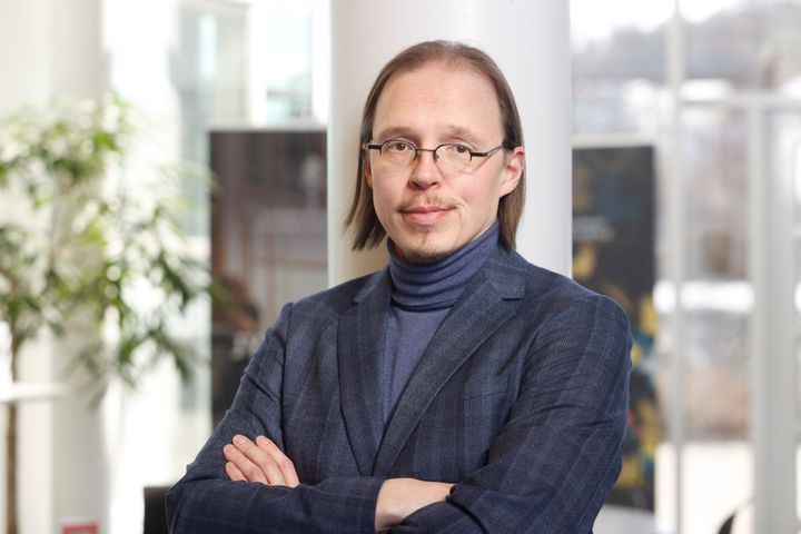 Professori Ilkka Pölönen tutkii työssään spektrikuvia ja niiden analysoiminen koneoppimisen ja matemaattisen mallintamisen avulla.