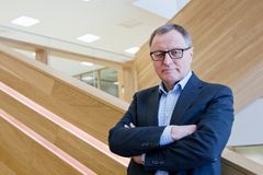 Hannu Himanen puhuu luennolla Venäjän Ukrainaa vastaan käymän sodan taustoista.