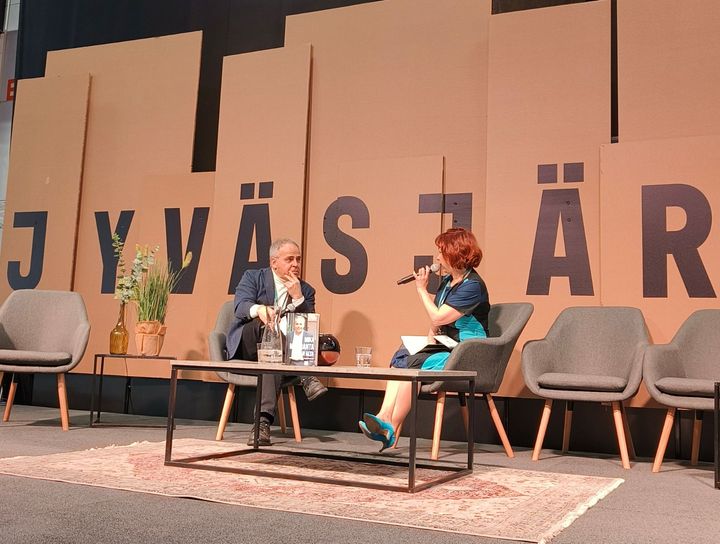 Alumnikoordinaattori Heli Mäki keskusteli taloustieteilijä Mika Malirannan kanssa Jyväskylän Kirjamessuilla 2024.