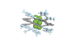 Kolmoisheliksi. Jyväskylän yliopiston tutkijat kehittivät tavan ohjelmoida synteettisiä molekyylejä muodostamaan ja vaihtamaan kierteisiä rakenteita.