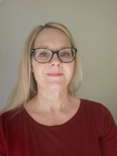 Henkilö itsensä ottamassa kuvassa päällään tummanpunainen paita. Vaaleat hiukset ovat auki ja päässä ovat tummasankaiset silmälasit.