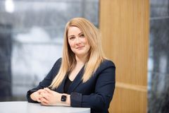 Yliopistonlehtori Hilkka Grahn johtaa hanketta, joka haluaa vahvistaa yksilöiden kykyä tunnistaa ja torjua vihamielistä kognitiivista vaikuttamista.