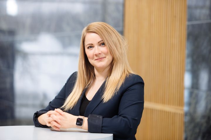 Yliopistonlehtori Hilkka Grahn johtaa hanketta, joka haluaa vahvistaa yksilöiden kykyä tunnistaa ja torjua vihamielistä kognitiivista vaikuttamista.