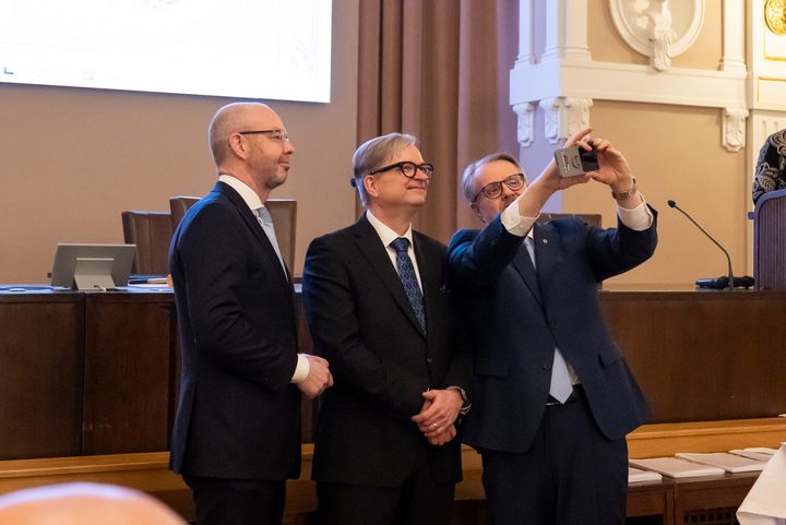 Kaupunginjohtaja Timo Koivisto, rehtori Jari Ojala ja rehtori Vesa Saarikoski.
