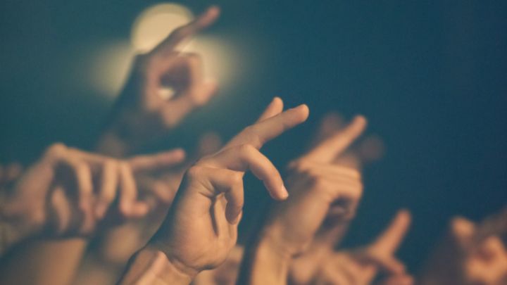 Tutkimuksen tavoitteena on ymmärtää, miten sosiaalinen konteksti vaikuttaa sekä esiintyjiin että yleisöön erilaisissa musiikkikonserteissa.