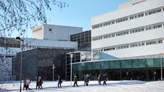 Opiskelijoita Agoran luona talvella