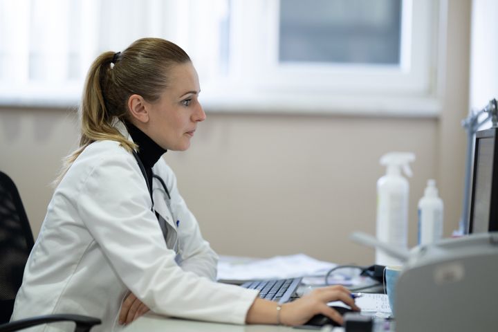 Digitalisaatio tukee työhyvinvointia silloin, kun ammattilaiset voivat vaikuttaa työhönsä, Jyväskylän yliopiston ja Keski-Suomen hyvinvointialueen tutkimus osoittaa.