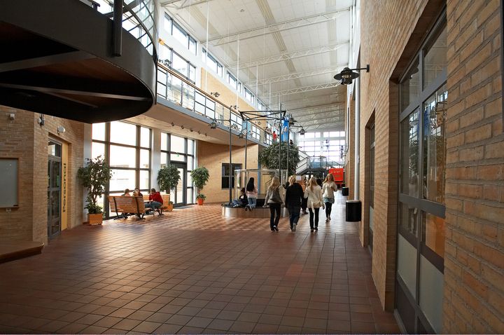 Väkivalta on osa monen koulun arkea. Jyväskylän yliopistossa tehdystä pro gradu -tutkielmasta selviää, että kouluissa tapahtuva, opetushenkilöstöön kohdistuva väkivalta ja uhkailu jää yllättävän usein raportoimatta.