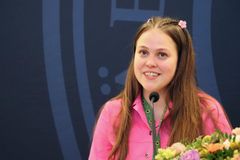 Katariina Räikkönen pitämässä juhlapuhetta Jyväskylän yliopiston Ruusupuistossa.