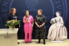 Tasa-arvotunnustuksen vastaanottanut Katariina Räikkönen yleisön edessä. Kuvassa myös projektipäällikkö Anna Roikonen ja johtaja Sirpa Eskelä-Haapanen Jyväskylän yliopiston opettajankoulutuslaitokselta.