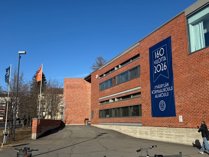 Jyväskylän Normaalikoulun alakoulun julkisivua koristaa juhlalakana. Juhlavuosi huipentuu lokakuussa.