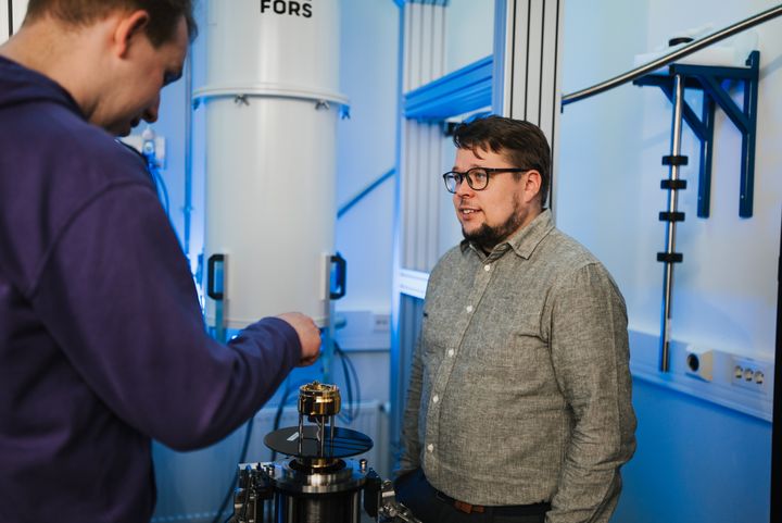 SemiQon Oy ja Jyväskylän yliopisto tekevät tiivistä yhteistyötä kvanttiteknologian kehittämisessä. Kuvassa SemiQon Technologies Oy:n tieteellinen johtaja Janne Lehtinen ja Jyväskylän yliopiston professori Juha Muhonen.