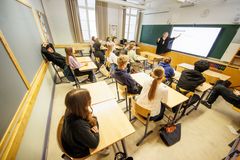 Tutkijoiden mukaan nykyiset päättöarvioinnin kriteerit tarjoavat monipuolisia mahdollisuuksia harjoitella tiedon käyttämistä. Kuvassa Jyväskylän Normaalikoulun yhdeksäsluokkalaisia keväällä 2025.