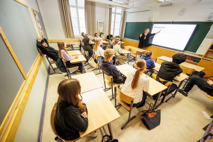 Tutkijoiden mukaan nykyiset päättöarvioinnin kriteerit tarjoavat monipuolisia mahdollisuuksia harjoitella tiedon käyttämistä. Kuvassa Jyväskylän Normaalikoulun yhdeksäsluokkalaisia keväällä 2025.