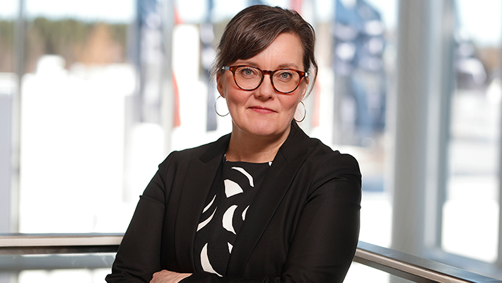 Jyväskylän yliopiston solu- ja molekyylibiologian professori Lotta-Riina Sundberg on kiinnostunut bakteereiden aiheuttamista infektiotaudeista ja kuinka tauteja voitaisiin parantaa lääkkeettömästi virusten avulla.