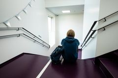 Monet nuoret jäävät ilman tarvitsemaansa mielenterveyden tukea toisen asteen opintojen aikana. Tuoreen tutkimuksen mukaan riittämätön tuki kotona ja koulussa voi lisätä myöhempien opintojen keskeytymisen riskiä ja ongelmien kasautumista.