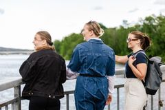 Suomalaisia opiskelijoita ulkona kesällä