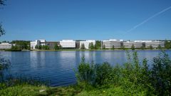 Agora-rakennus kesällä