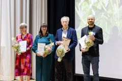 Psykologian valtakunnallinen yliopistoverkosto Psykonet palkitsi ansioituneita psykologian alan toimijoita Psykologia 2026 -kongressissa Jyväskylässä 12.6.2026. Psykologian kouluttajan palkinnon sai Christina Salmivalli Turun yliopistosta (vas.), vaikuttajapalkinnon Vera Gergov Helsingin yliopistosta, varttuneen tutkijan palkinnon Jukka Hyönä Turun yliopistosta ja nuoren tutkijan palkinnon Ville Harjunen Helsingin yliopistosta.