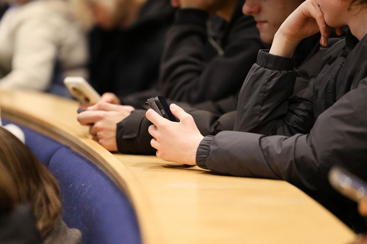 Tutkimuksessa hyödynnettiin PISA 2022 -aineistoa, joka on kerätty yli 10 000 Suomessa asuvalta 15-vuotiaalta nuorelta.
