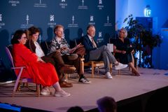 Avajaisseminaarissa Merja Ylä-Anttila (vas.), Oskari Onninen, Nikke Sillanpää ja Vesa-Pekka Kangaskorpi keskustelivat journalismin nykytilasta puheenjohtaja Karoliina Talvitie-Lambergin johdolla. Kuva: Roosa-Maria Kauppila /Jyväskylän Kesä