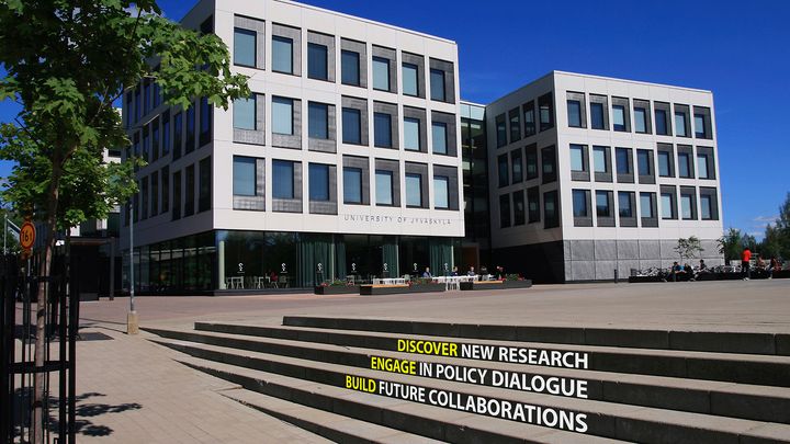 Portaat Jyväskylän yliopiston Ruusupuisto-rakennusksen edustalla