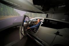 Professori Tuomo Kujala auton ratissa Drive-In laboratoriossa.