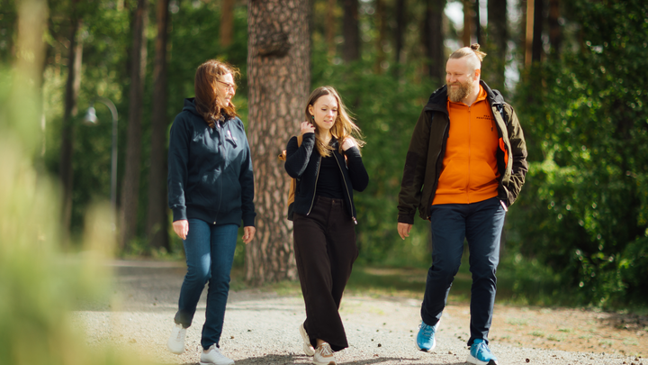Tutkimuksessa suurempi puustopeitteisyys ja kasvillisuusindeksi ennustivat hitaampaa vanhenemista.