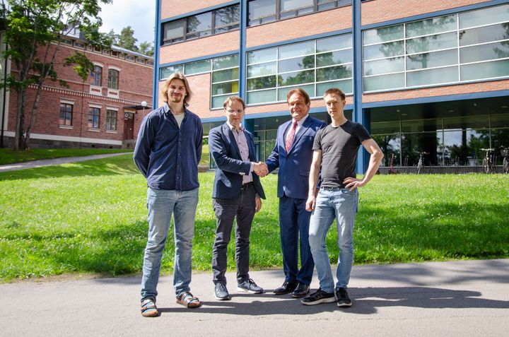 Jyväskylän yliopisto kehitti sydämen rytmihäiriöt luokittelevan algoritmin kannettavaan USA Medical Electronixin kehittämään sydäniskuriin. Kuvassa ohjelmistokehittäjä Teemu Paloniemi (vas.), professori Lauri Kettunen, toimitusjohtaja Tom Kuutti ja yliopistonopettaja Sampsa Kiiskinen.