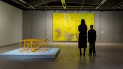 Rasheed Araeen, Chaar Pellay, 1968–2017. Leena Luostarinen, Nefertiti tuoksujen puutarhassa, 1998. Saastamoisen säätiön taidekokoelma. © Paula Virta / EMMA