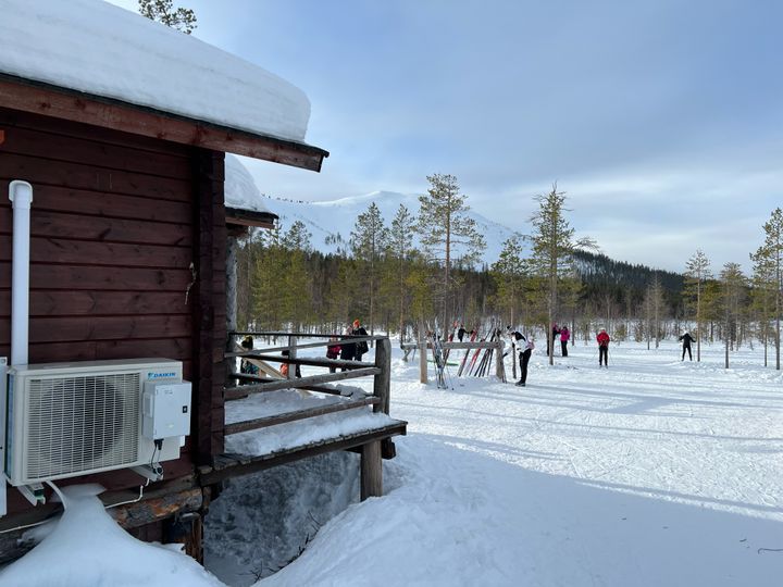 Daikinin Nepura-sarjan lämpöpumppuja testattiin viime talvena sekä Pohjois-Ruotsissa, Norjassa että Suomen Lapissa. Äkäslompolossa Kesängin Keidas -kahvilan ilmalämpöpumpun ulkoyksikön kyljessä näkyvä laatikko keräsi testilaitteen toiminnasta tarkkaa tietoa koko talven ajan Daikinin tuotekehitysinsinööreille. Lämpötila laski kylmimmillään -38 asteeseen.