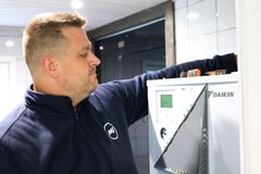 Työnjohtaja Erkka Ohvo MV-Jäähdytys Oy:stä huoltamassa Daikin ilma-vesilämpöpumpun sisäyksikköä.