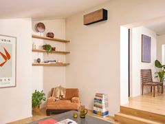 Tummaa puuta muistuttava pinta on yksi Daikin Stylish -ilmalämpöpumppujen uusista design-vaihtoehdoista.