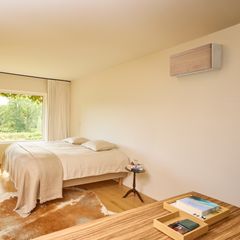 Vaaleata puuta muistuttava pinta on yksi Daikin Stylish -ilmalämpöpumppujen uusista design-vaihtoehdoista.