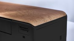 Daikin Stylish -ilmalämpöpumppu, tumma puu. Uudet vaihtoehdot suunniteltu muistuttamaan luonnonmateriaaleja. Ne täydentävät nykyisiä valkoisia ja mustia Stylish-malleja ja antavat mahdollisuuden valita entistä paremmin kodin tyyliin sopivan laitteen.