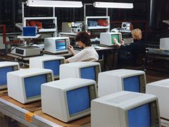 Monitorien testausta, 1986. Salon Elektroniikkamuseon kuvakokoelmat.