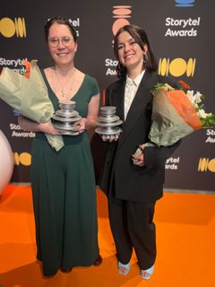Jenna Kostet ja äänikirjan lukija Mimosa Willamo Storytel Awardsissa