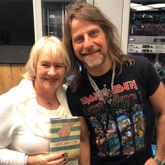 Heather Morris kävi vierailunsa aikana muun muassa Jone Nikulan vieraana studiossa. Kuva vuodelta 2019 Radio Rockin studiossa, kuva Aula & Co