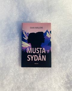 Musta sydän lumella, käyttövapaa kuva