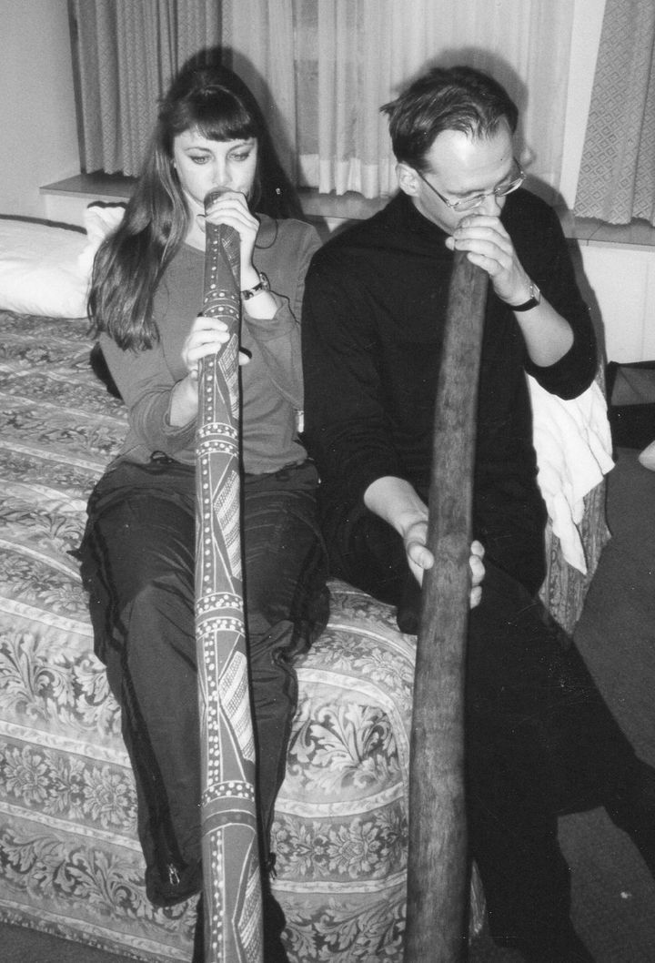 Tapio Kotkavuori ja Beth soittavat didgeridoota. Kuvitusta kirjasta.