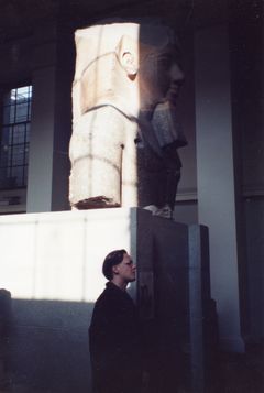 Tapio Kotkavuoren harvoja itsestään hyväksymiä kuvia Setin temppelin äärellä.